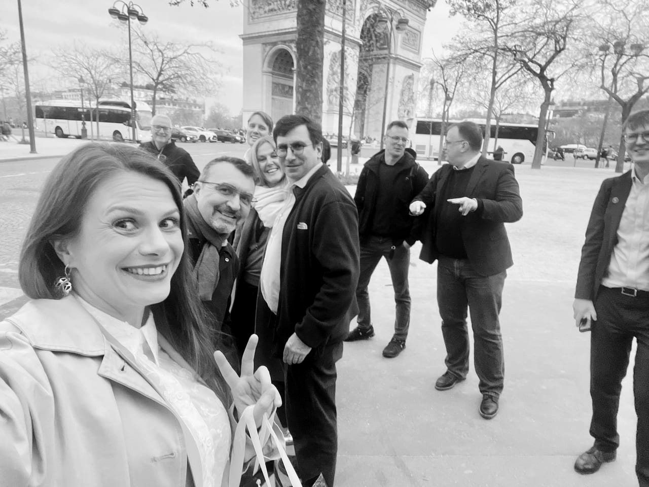 QSECDEF members and speakers together outside the Arc de Triomphe in Paris